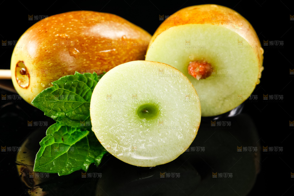 黑底上放着脆枣