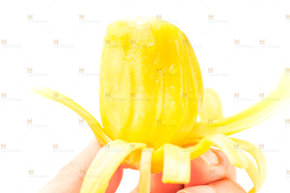 手里拿着新鲜菠萝蜜