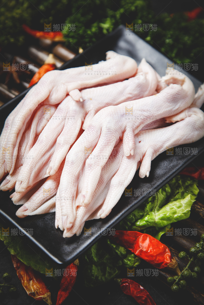 盘子里装着鸭掌