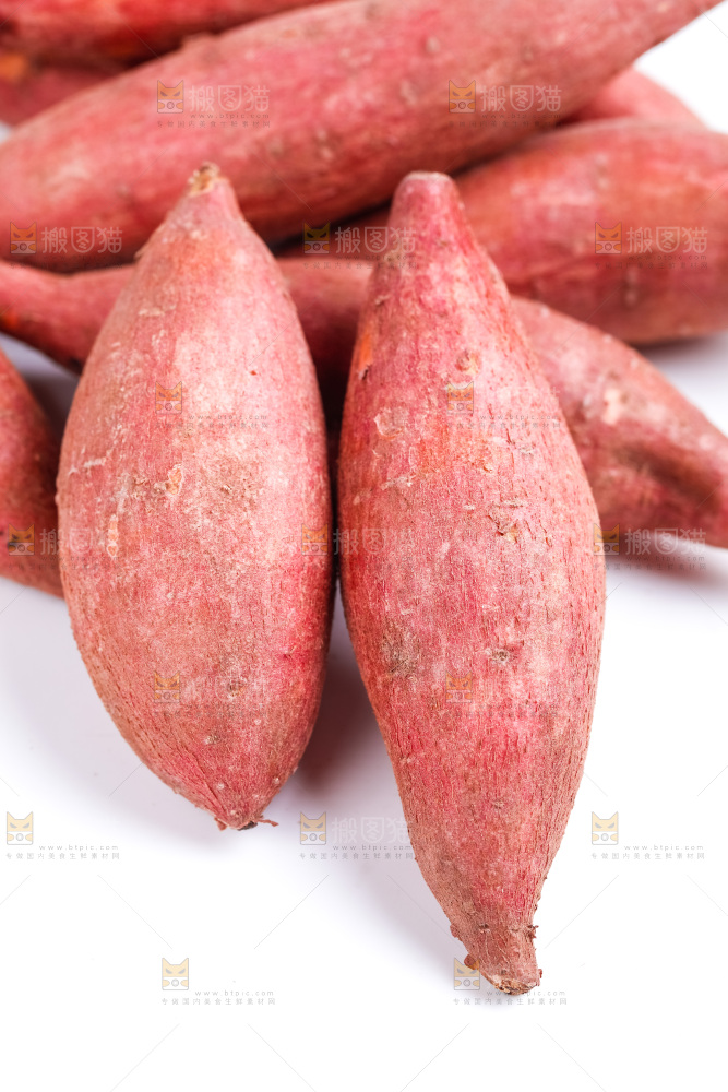 白底上摆放着红薯
