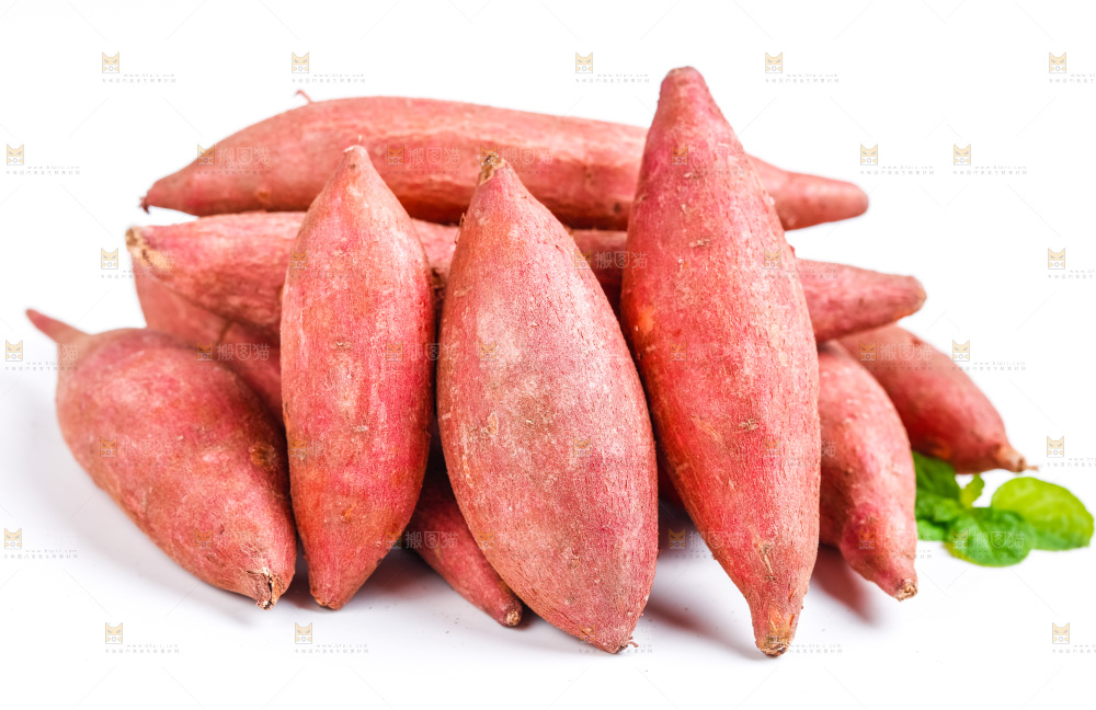 白底上摆放着红薯
