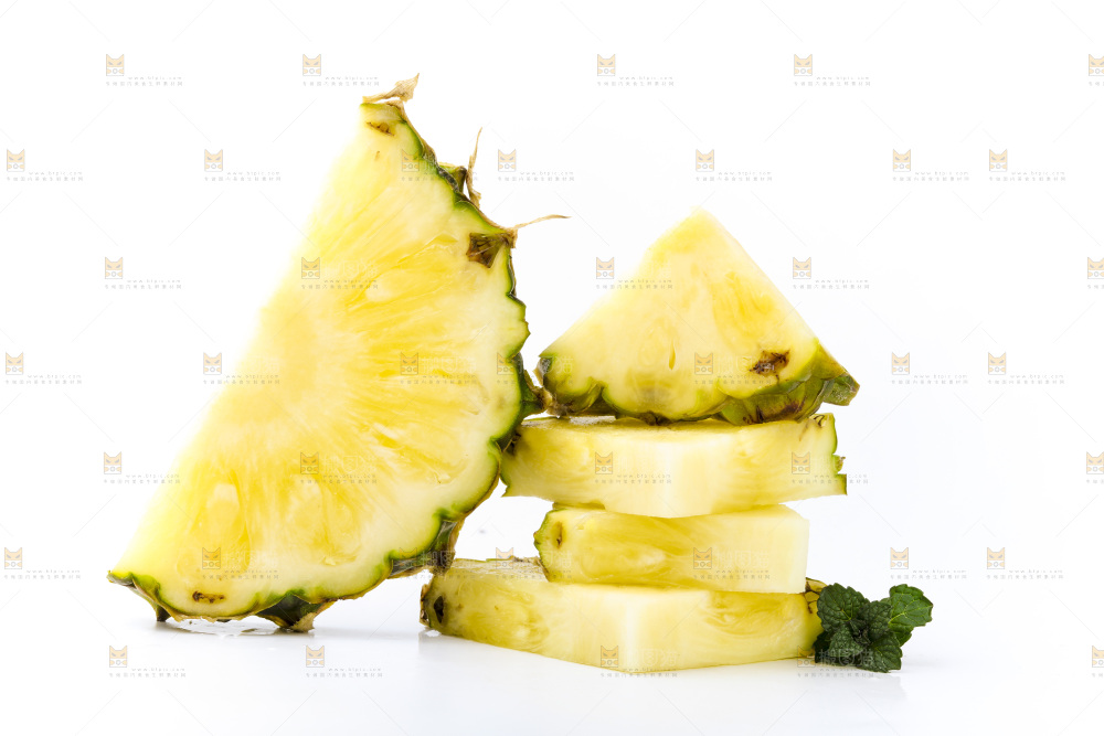 白底上摆放着海南凤梨
