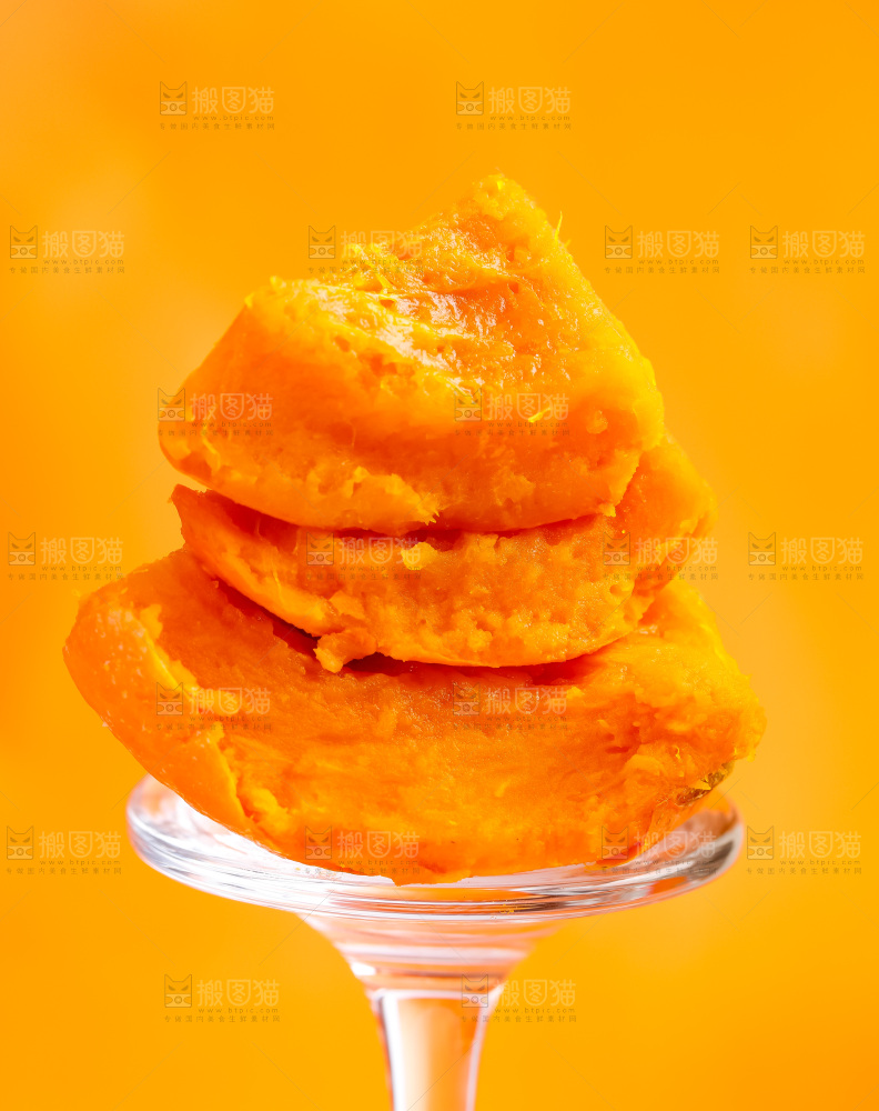 玻璃杯上放着红皮南瓜