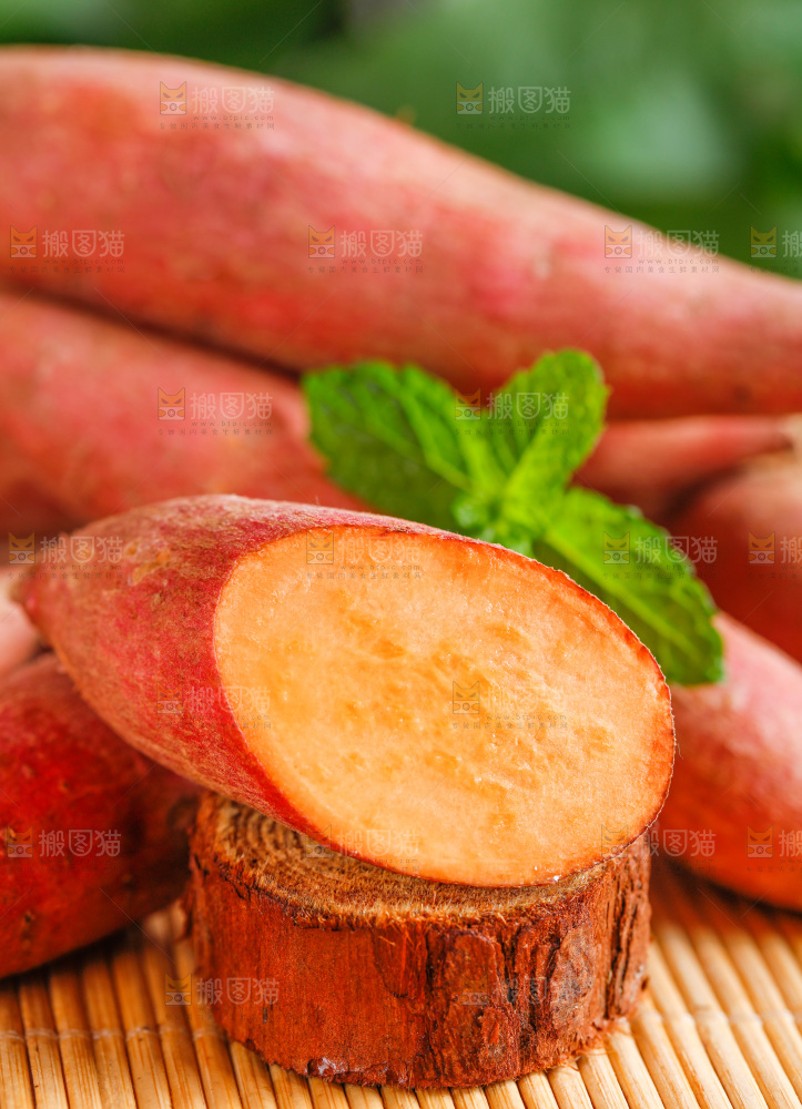 木底上摆放着蜜薯