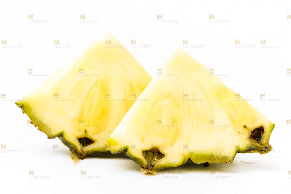 白底上摆放着海南凤梨