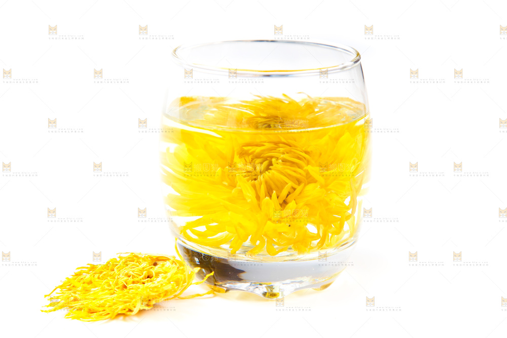杯子里泡着菊花茶
