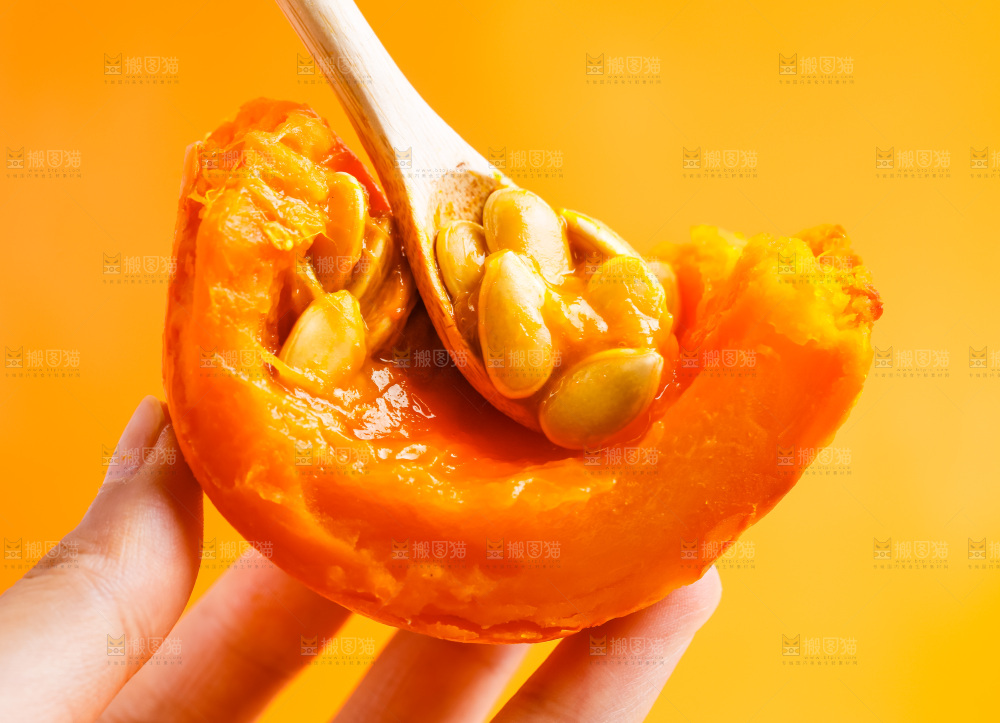 手里拿着南瓜