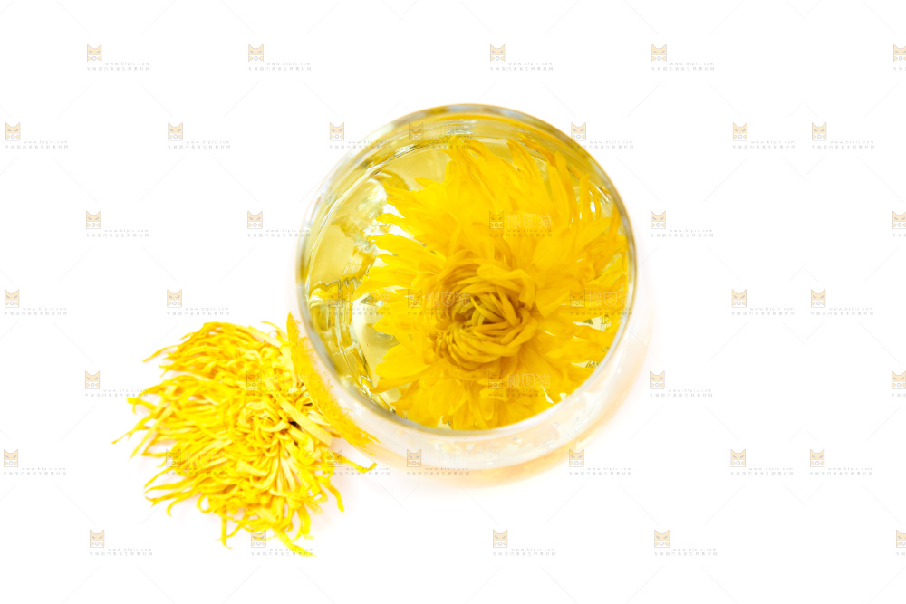 杯子里泡着菊花茶