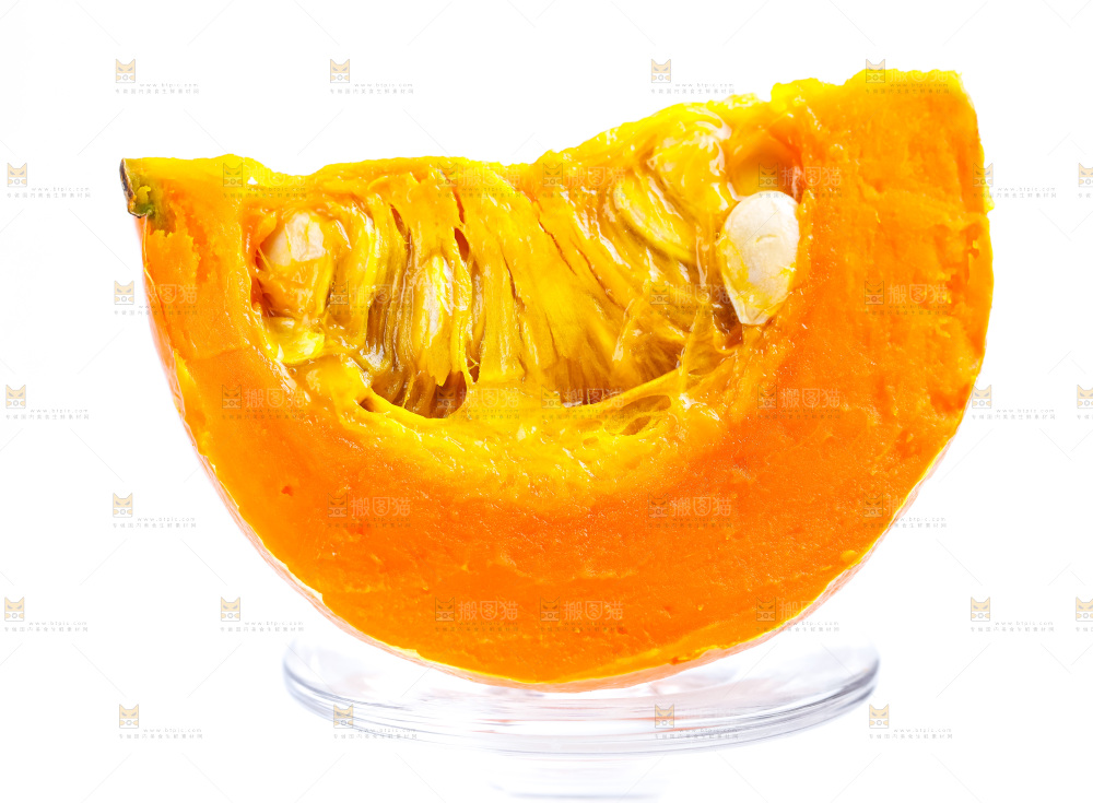 玻璃杯上放着红皮南瓜