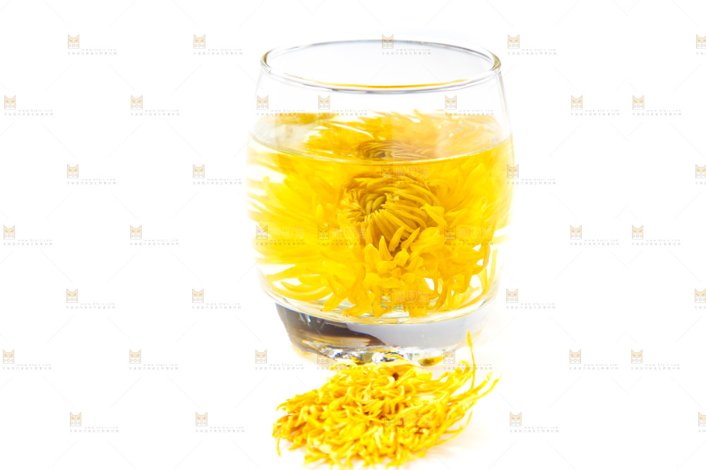 杯子里泡着菊花茶