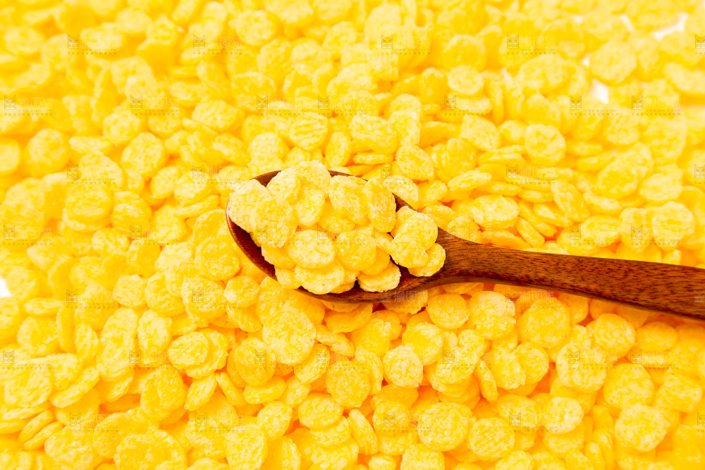 白底上放着玉米片