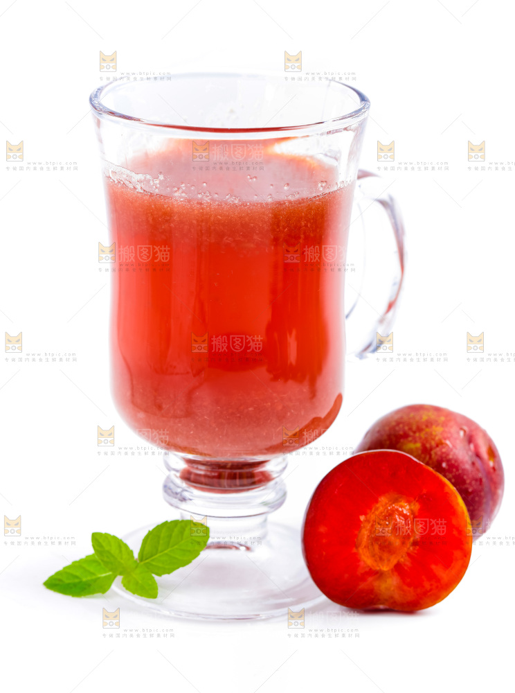 黑底上放着一杯李子果汁