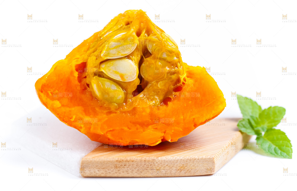 木板上放着红皮南瓜