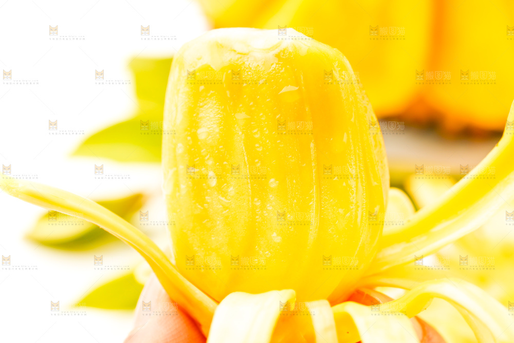 手里拿着新鲜菠萝蜜