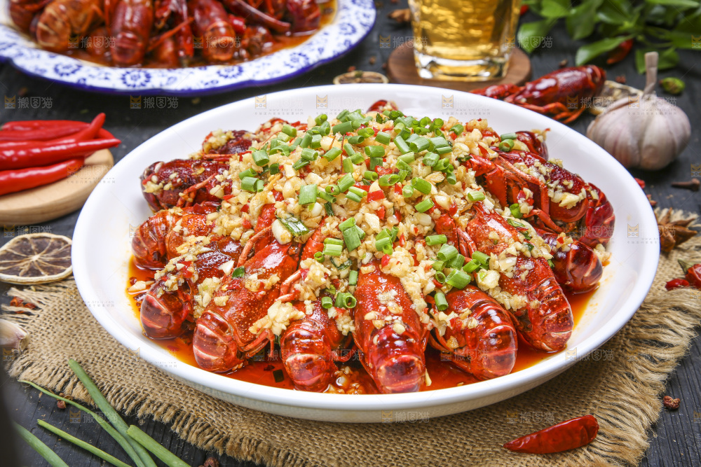 盘子里的蒜蓉小龙虾