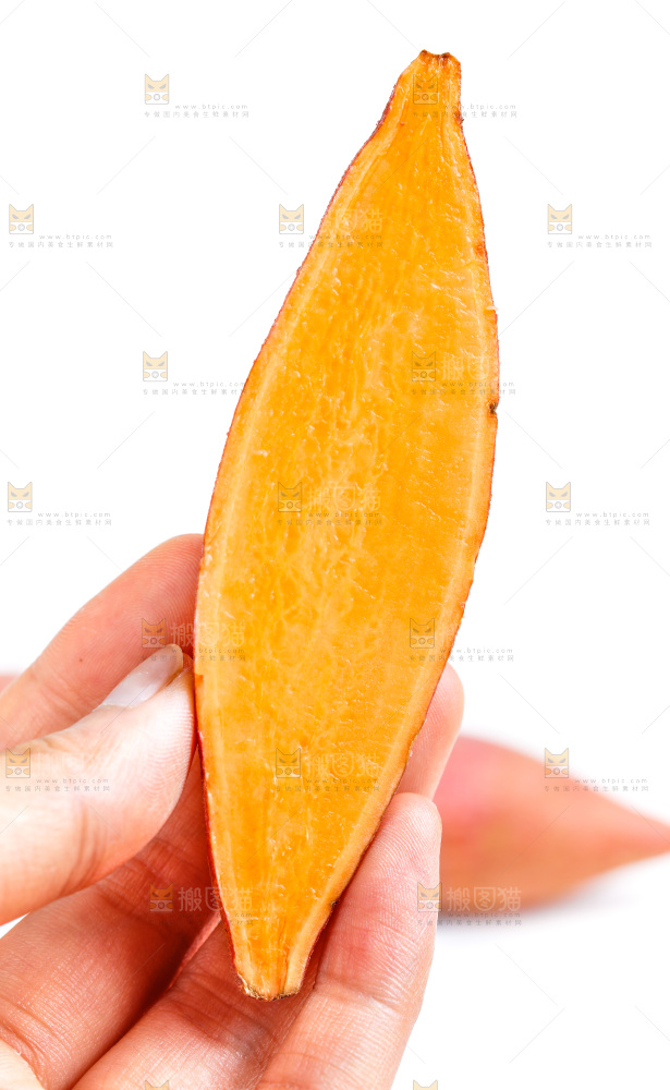 手里拿着红薯