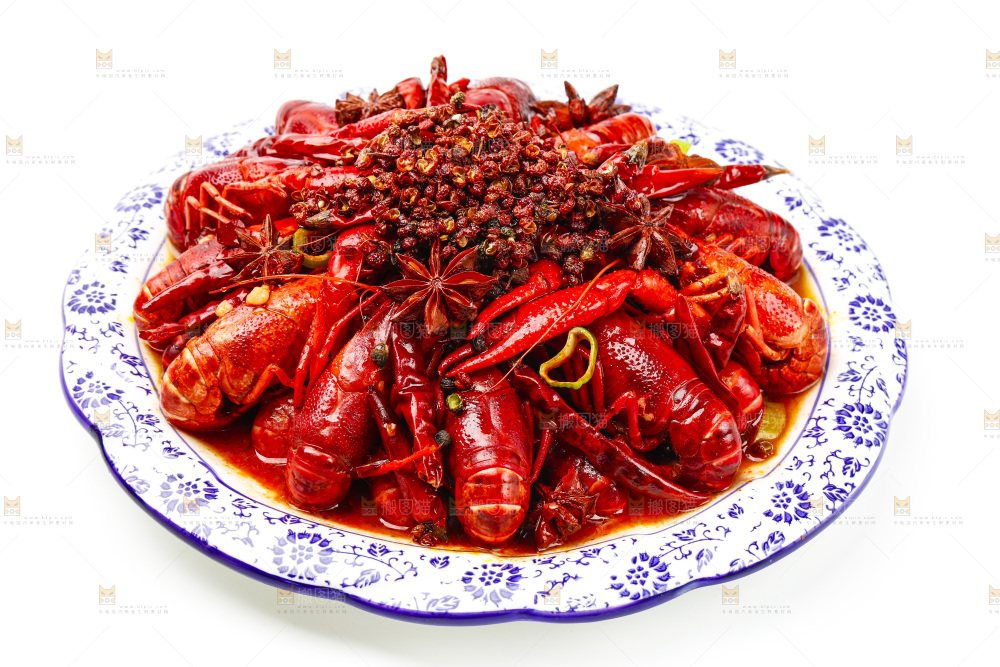 盘子里装着麻辣小龙虾