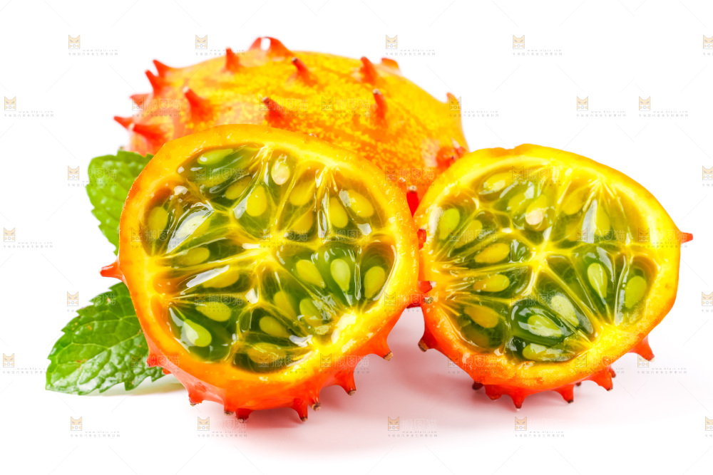 白底上摆放着非州火参果