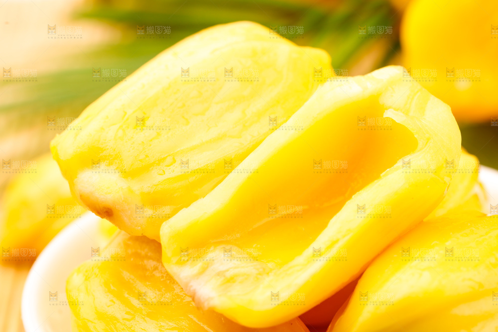 浅底上的新鲜菠萝蜜