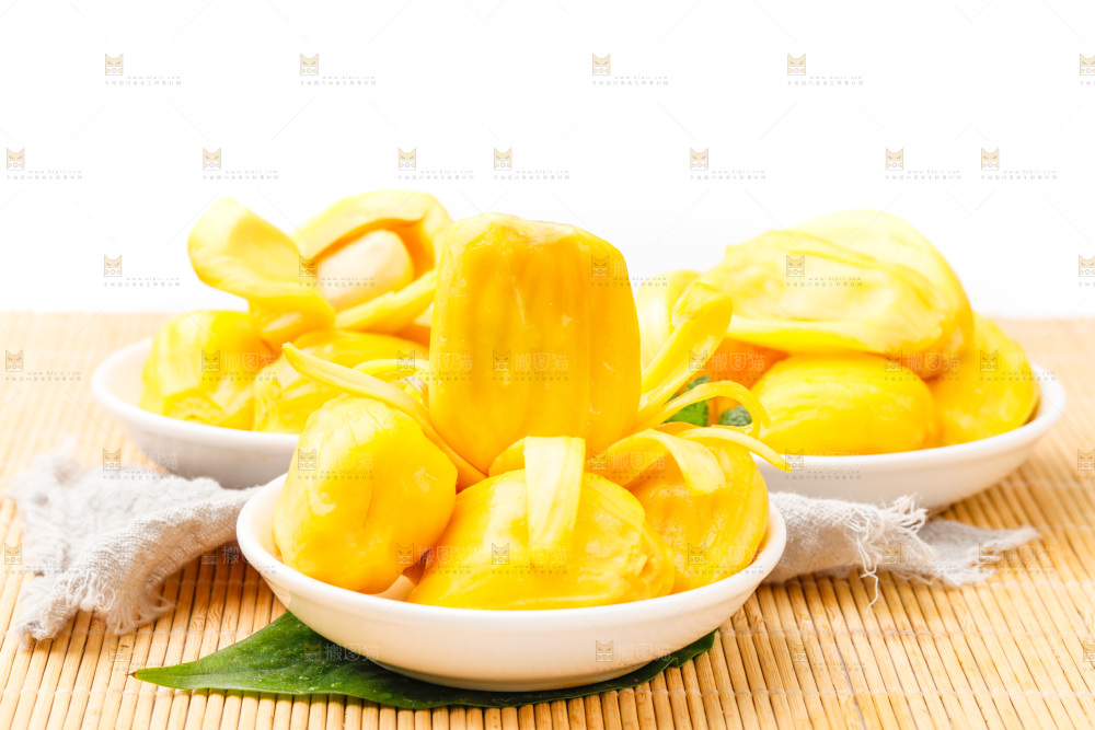 竹底上放着新鲜菠萝蜜