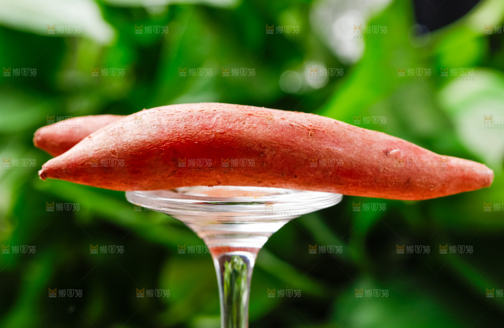 玻璃杯上放着番薯