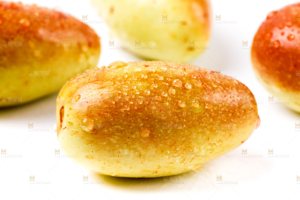 白底上摆放着鲜枣