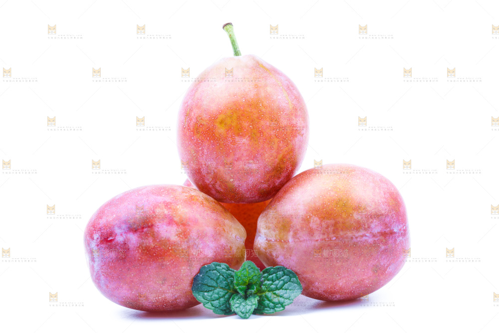 白底上放着西梅