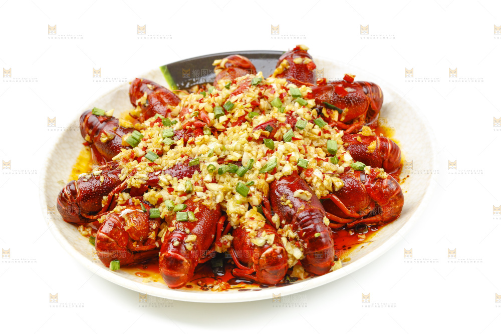 盘子里装着蒜蓉小龙虾