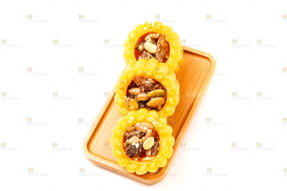 盘子里装着月饼