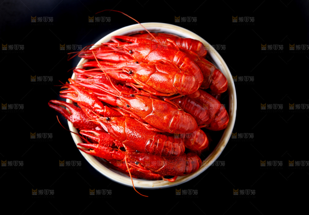 盘子里的清蒸小龙虾