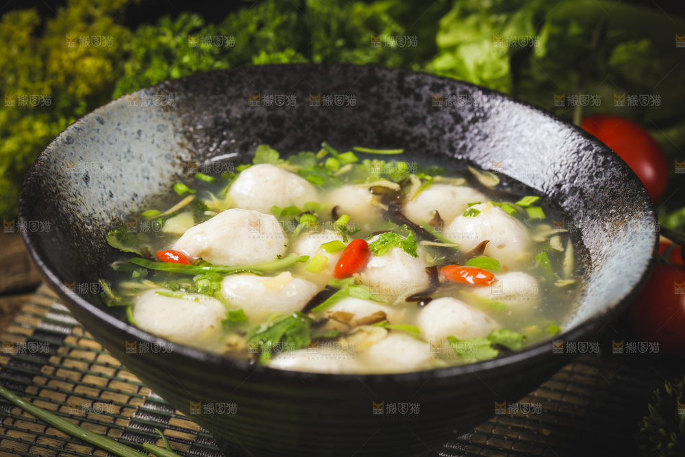 碗里装着肉丸汤