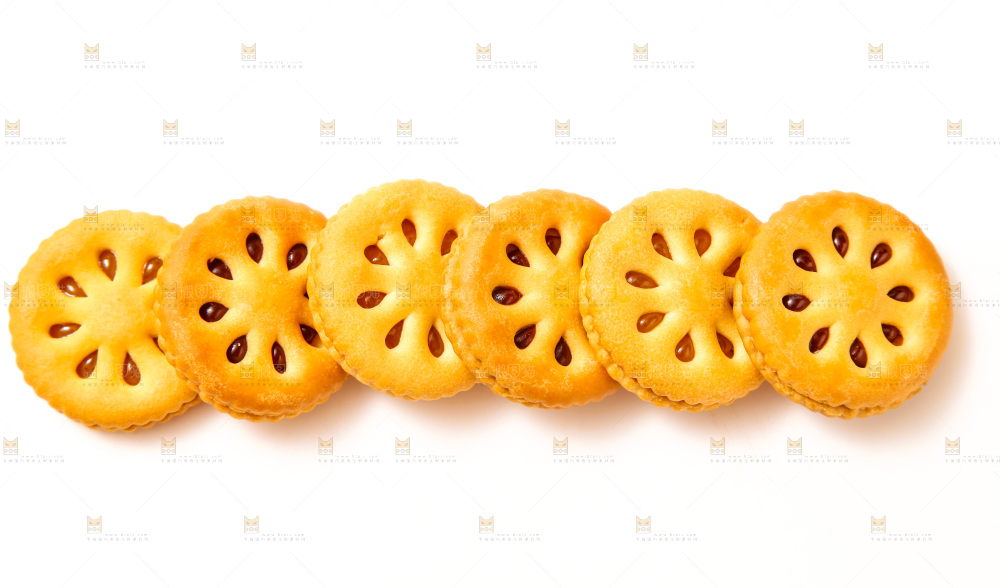 白底上的果酱夹心饼干