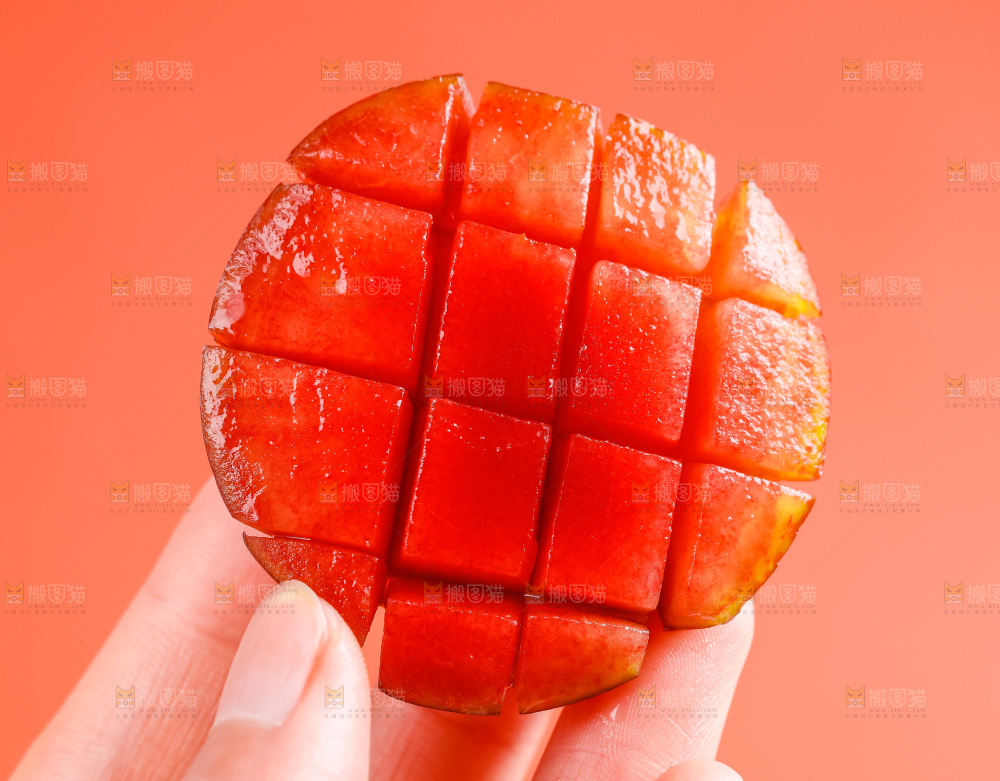 手里拿着红心李子