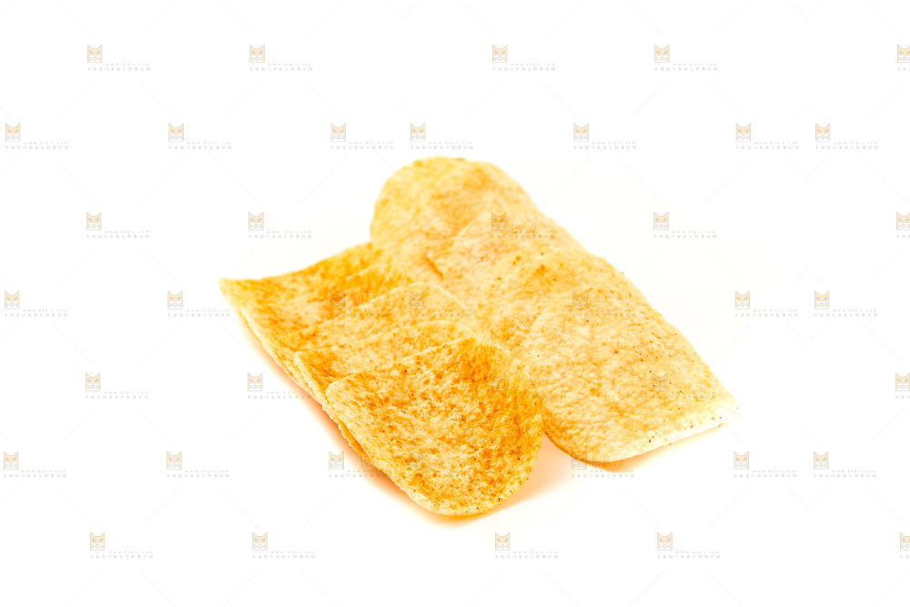 白底上的薯片