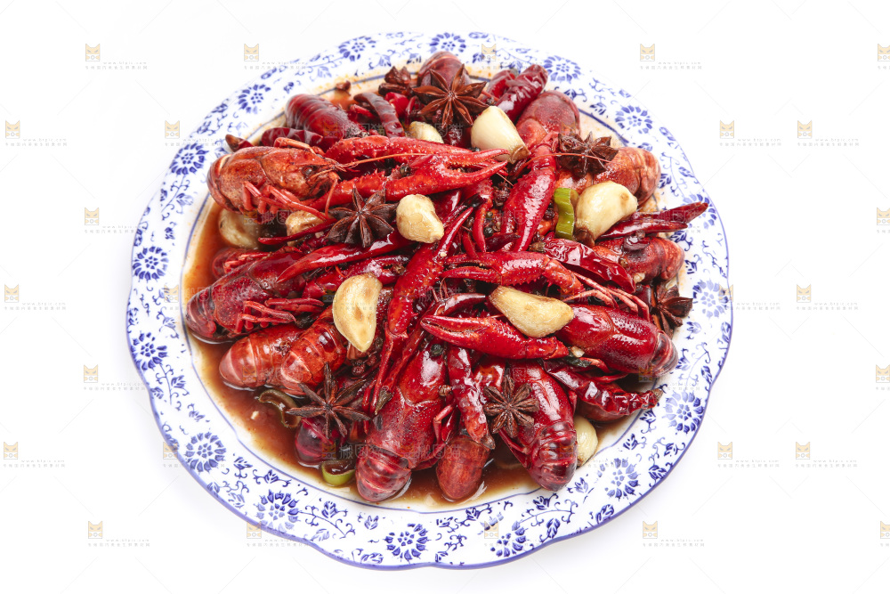 盘子里装着麻辣小龙虾