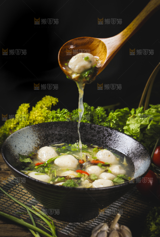 碗里装着肉丸汤