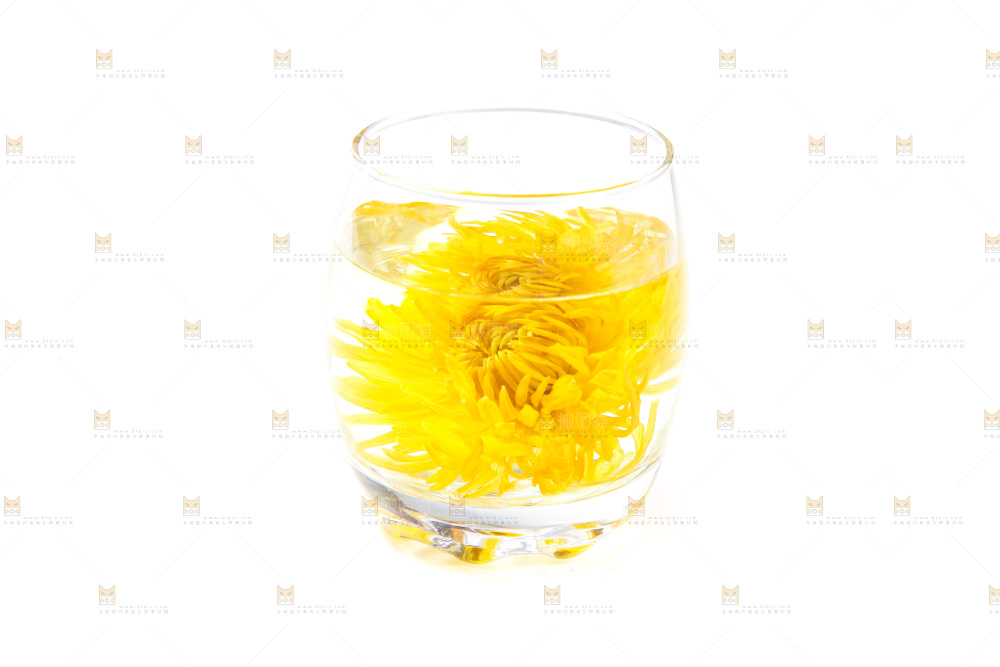 杯子里泡着菊花茶
