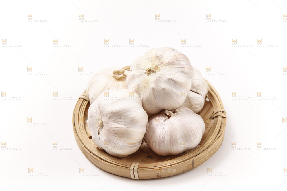 白底上放着大蒜