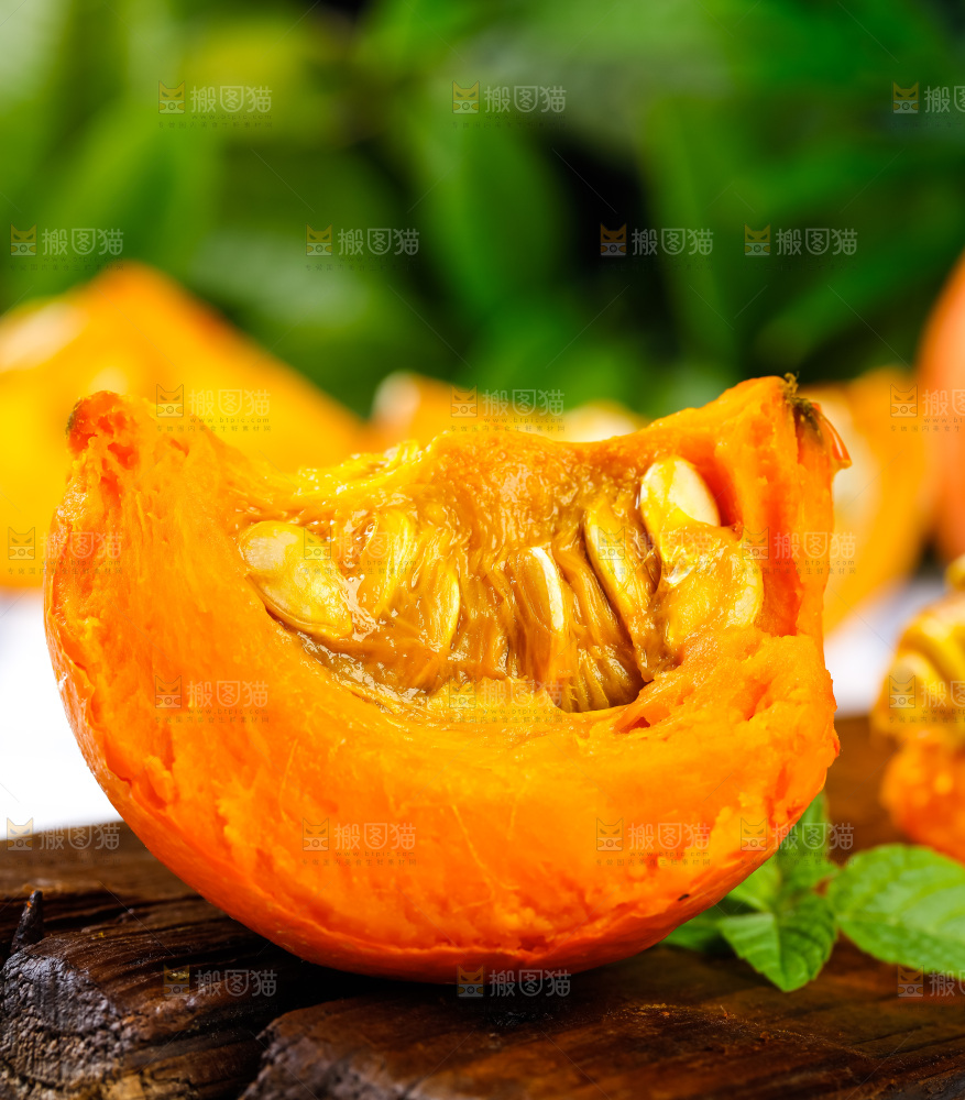 木板上放着黄金南瓜