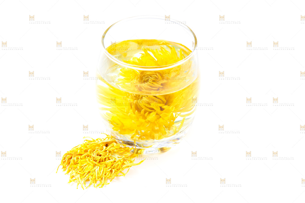 杯子里泡着菊花茶