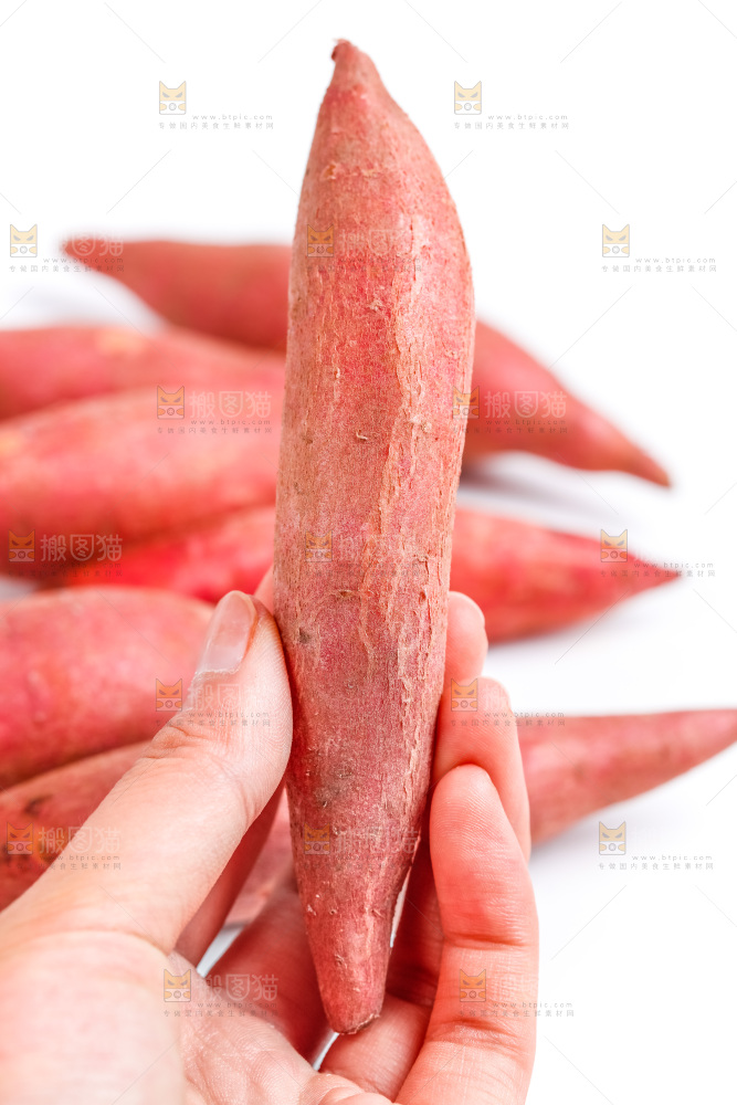 手里拿着红薯