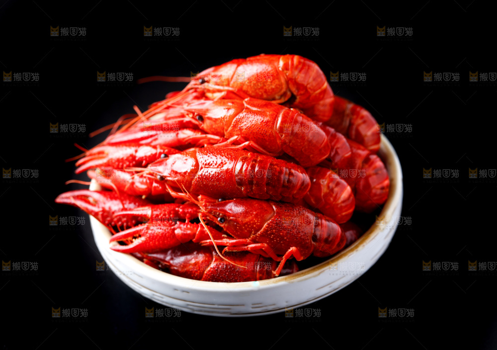 盘子里的清蒸小龙虾