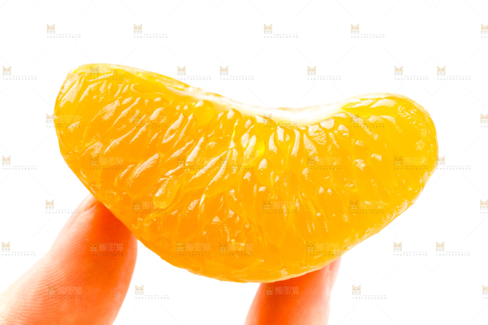 手里拿着新鲜丑橘