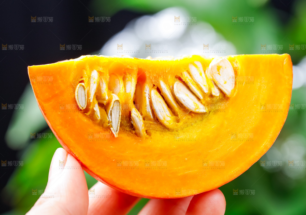 手里拿着南瓜