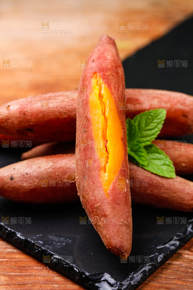 黑石板上放着红薯