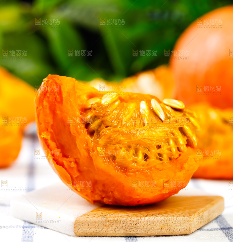 木板上放着红皮南瓜