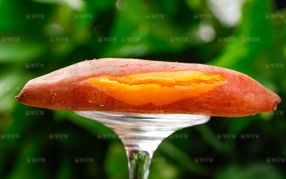 玻璃杯上放着番薯