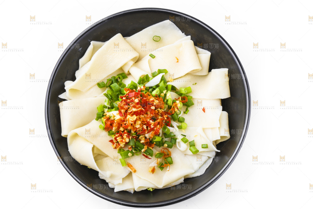 碗里装着香辣手擀面