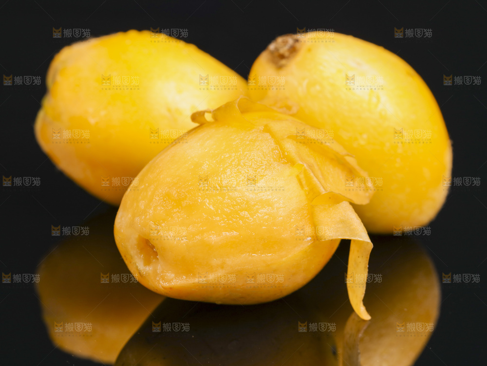 黑底上的米易枇杷