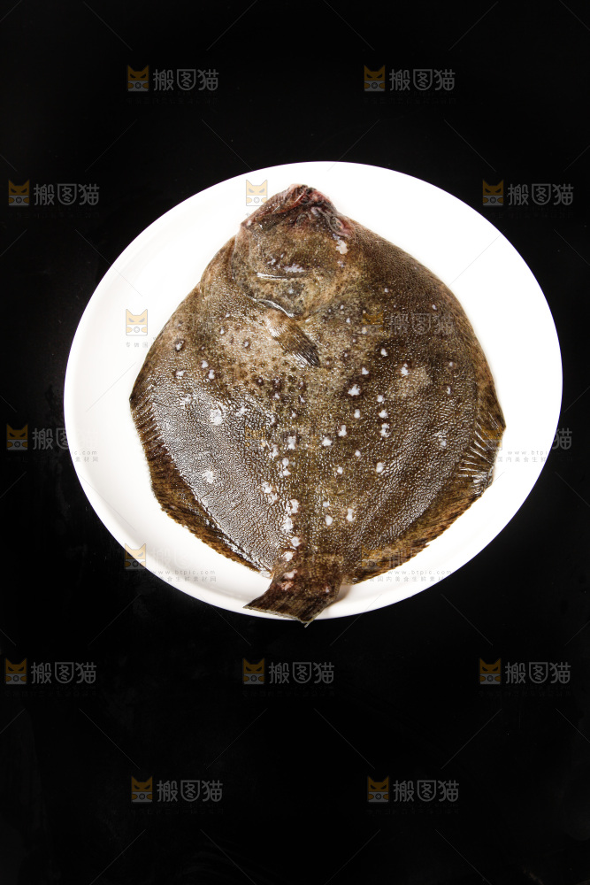 盘子里装着多宝鱼